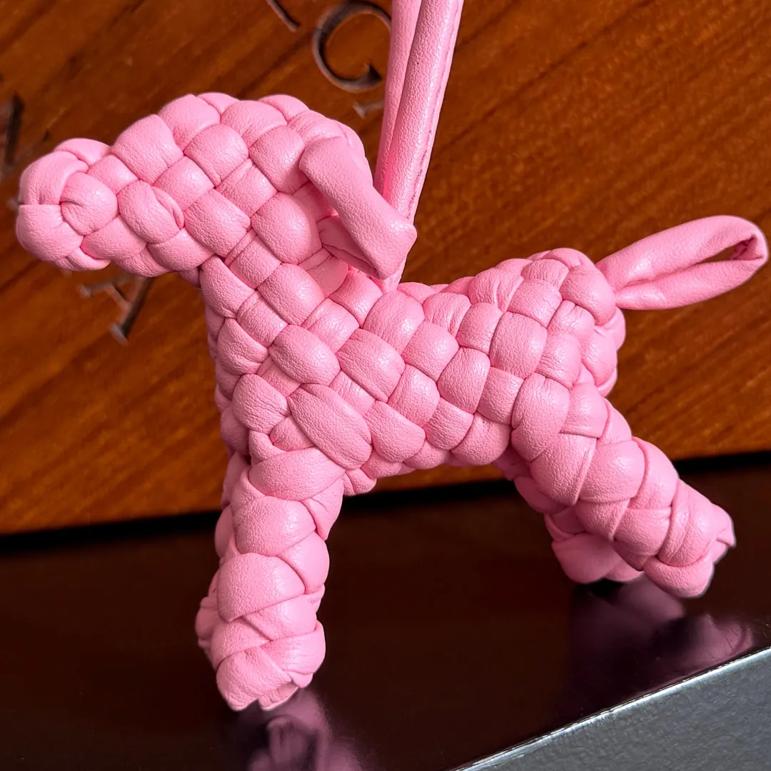 Batch 540 BOTTEGA VENETA2025 new puppy-shaped pendant braided puppy is now online😎The leather braided puppy-shaped pendant can be hung on any handbag, and it is as cute, delicate and colorful as it matches with a bag. Cute and cute, it will touch your heart at any time. It can be hung on bags or keychains. Who can resist such a cute puppy💓 Style number: 807068
